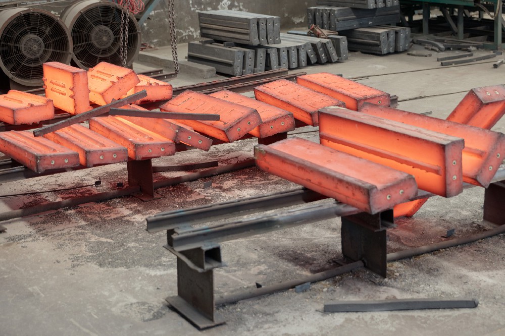 Flagship products: blow bars and hammers.